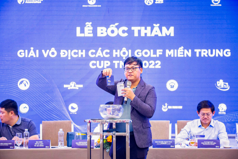 Ông Vũ Nguyên – Phó Tổng Thư Ký Hiệp hội Golf Việt Nam, Giám đốc giải của Giải Vô địch các Hội Golf khu vực Miền Trung bốc thăm chia cặp.