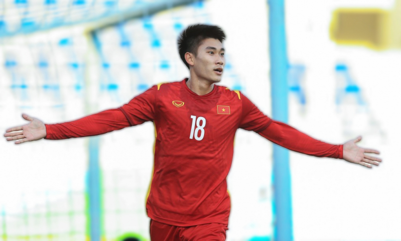 Mạnh Dũng thoát khỏi vị trí trung vệ, để thành tiền đạo hàng đầu U23 Việt Nam hiện tại.