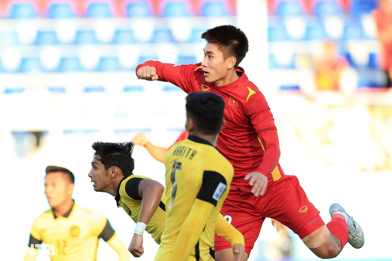 Khoảnh khắc Nhâm Mạnh Dũng ghi bàn mở tỷ số cho U23 Việt Nam (ảnh: Duy Hiếu)