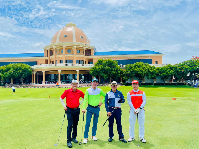 Golfer Hồ Huỳnh Duy (thứ 2, trái sang) giành chức vô địch và 3 golfer lọt top 10 của đoàn Việt Nam.