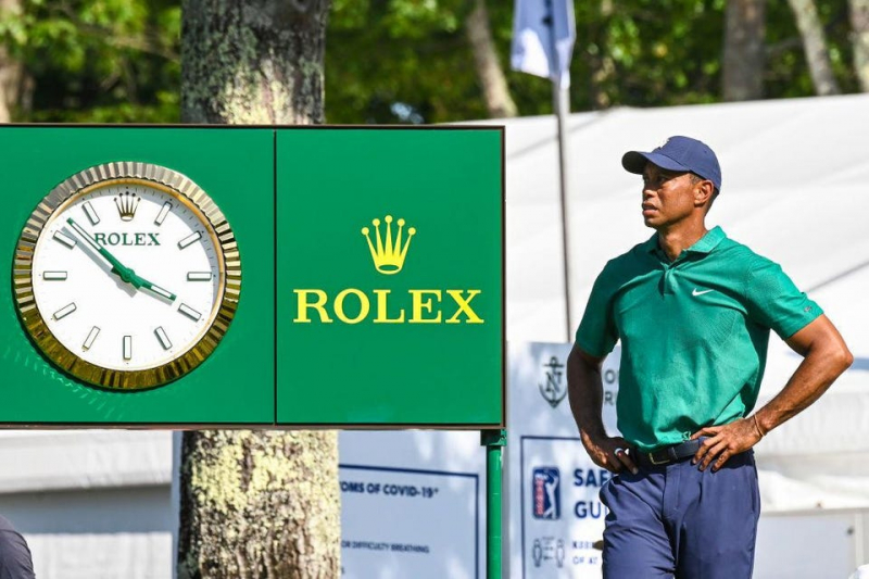 Tiger Woods và Rolex bắt đầu hợp tác từ năm 1997, bằng hợp đồng hiệu lực 5 năm trị giá 7 triệu USD. Công ty này cũng là một trong đối tác lớn đầu tiên vào lại danh mục đầu tư cho Woods sau bê bối tình ái hồi 2011