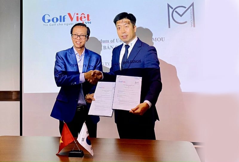 Ông Lương Hoàng Hưng – Tổng biên tập Golf Việt điện tử (trái) ký kết hợp tác với ông Choi Chang Young – PCT Hiệp Hội Thể Thao Hàn Quốc.