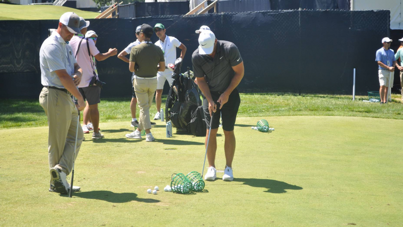 Koepka tập short game với bóng Titleist Pro V1x