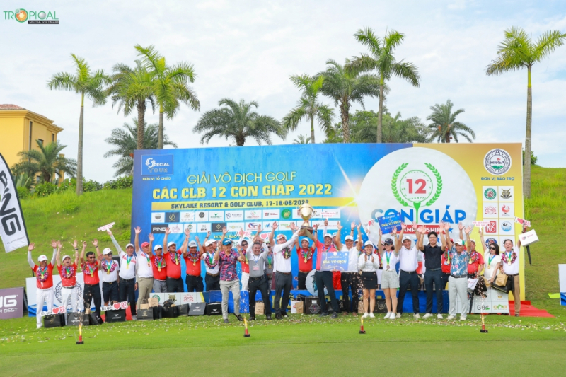 Các thành viên CLB R76 nhận cúp vô địch giải các CLB 12 Con Giáp 2022 vào chiều 18/6