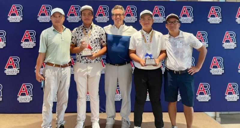 Anh Minh (thứ hai từ phải sang) và Đặng Minh (người cầm cúp còn lại) về nhất tại Asian Amateur Open Championship 2022
