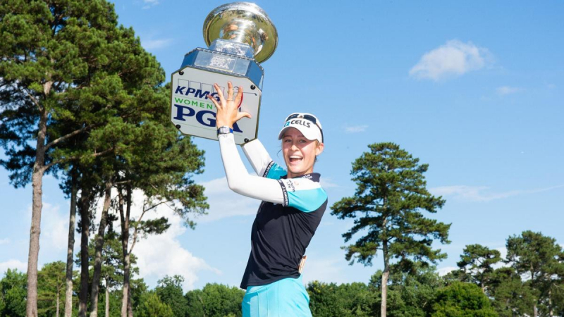 Nelly Korda nâng cúp KPMG Women's PGA Championship 2021, thắng lợi đưa cô lần đầu lên ngôi số một thế giới
