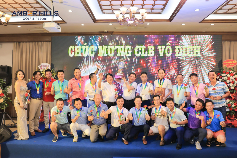Các thành viên CLB Golf Sông Lục nhận cúp vô địch giải các CLB tỉnh Bắc Giang lần 1