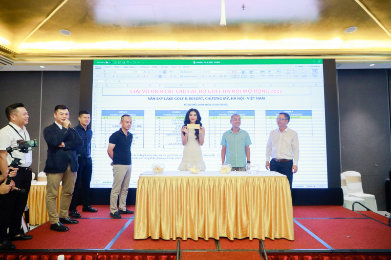 Ban tổ chức và người đẹp Lê Thanh Tú (giữa) bốc thăm chia nhóm ở vòng đấu loại giải Vô địch các CLB Golf Hà Nội Mở rộng 2022
