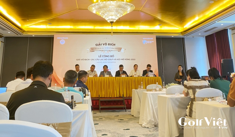 Chủ tịch HNGA Nguyễn Tô Ninh (thứ ba từ trái sang) và ban tổ chức giải đáp thông tin về giải đấu
