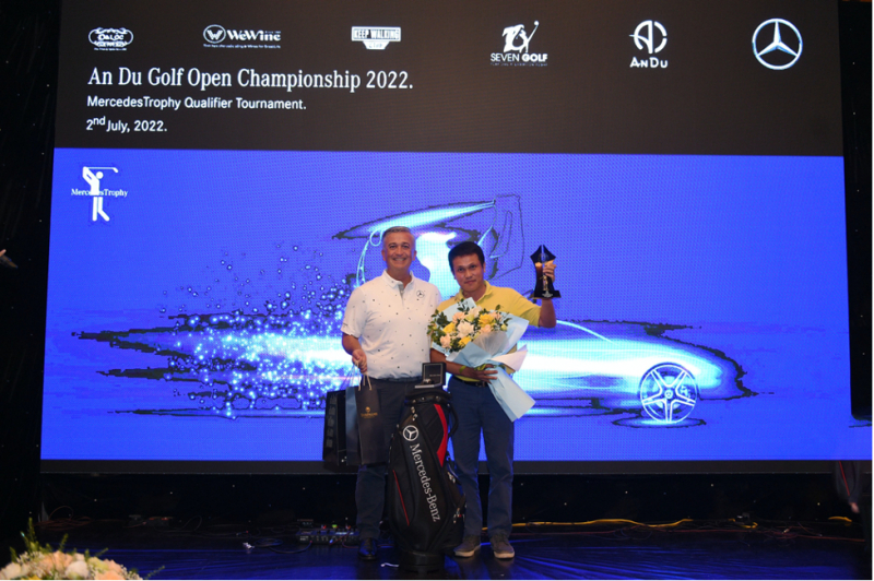 CEO Mercedes-Benz Việt Nam trao giải thưởng cho nhà vô địch Tô Việt Dũng
