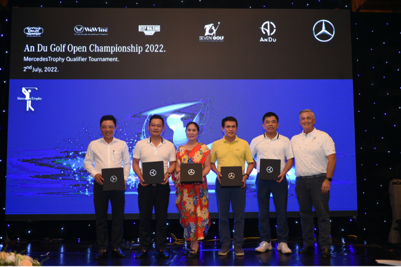 Năm golfer xuất sắc được CEO Mercedes-Benz Việt Nam trao vé vào vòng chung kết Mercedes Trophy
