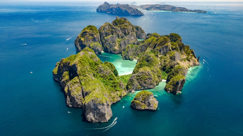 Sau hơn 3 năm từ chối du khách để phục hồi hệ sinh thái, vịnh Maya (tỉnh Krabi) vừa đón khách trở lại từ đầu năm 2022. Tuy nhiên khu vực này lại tạm đóng cửa từ ngày 1/8 - 30/9.