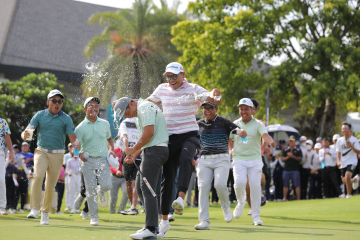 Các golfer ăn mừng chiến thắng của Anh Minh (cầm gậy) trên green hố 18 (ảnh: Golfnews)