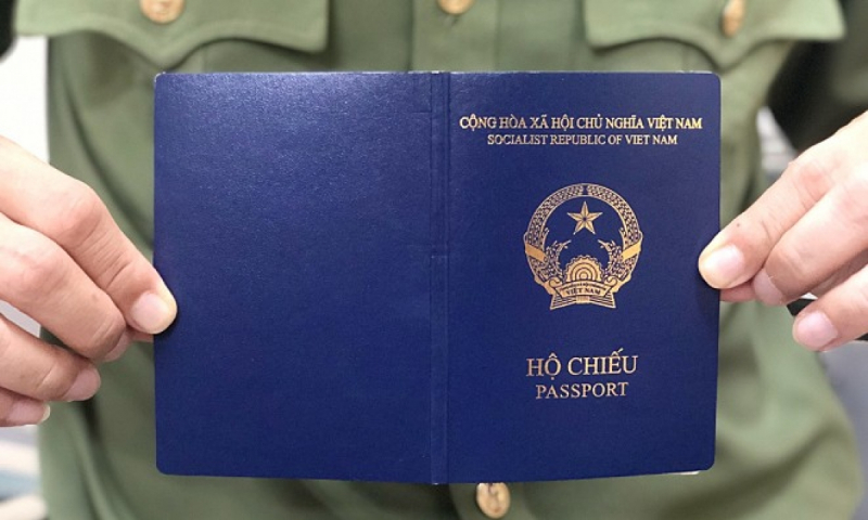 Hộ chiếu phổ thông Việt Nam theo mẫu mới có bìa màu xanh tím than và không có thông tin về nơi sinh (ảnh: Công Thương)