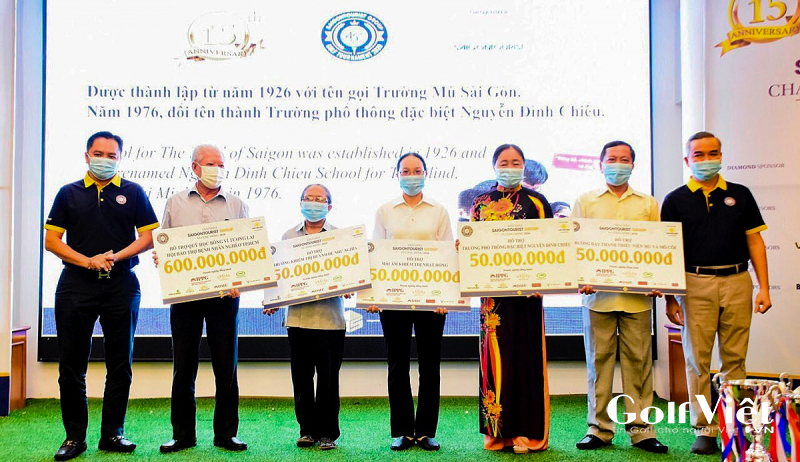 Ban tổ chức giải golf Saigontourist Group Vì cộng đồng 2020 trao học bổng và tiền hỗ trợ cho đại diện các đơn vị.