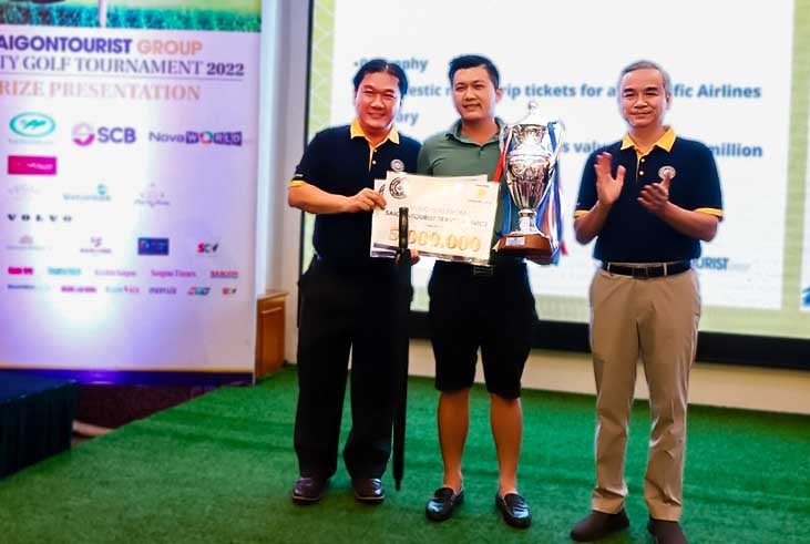 Sau nhiều giờ tranh tài kịch tính, golfer Đỗ Lê Thuận đã đoạt giải vô địch của giải golf Saigontourist Group vì cộng đồng lần thứ 16.