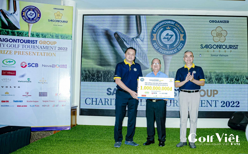 Ông Trần Hữu Tâm, Phó Chủ tịch Hội Bảo trợ bệnh nhân nghèo TP.HCM nhận 1 tỉ đồng từ việc gây quỹ giữa Saigontourist Group và doanh nghiệp, golfer đồng hành.