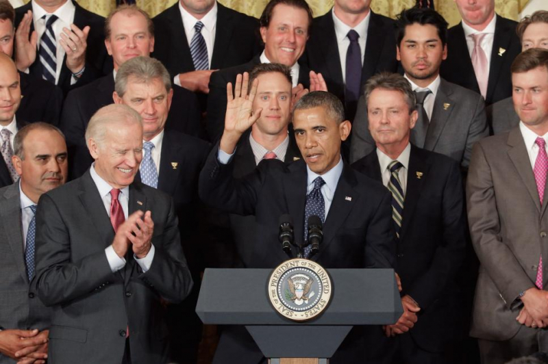 Joe Biden, khi ấy là Phó Tổng thống và Tổng thống Barrack Obama chào mừng tuyển Mỹ và tuyển Quốc tế ở Nhà Trắng vào năm 2013