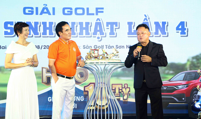 Cỗ xe đã được đấu giá thành công với số tiền 90 triệu đồng từ golfer Vũ Hồng Oai (áo cam).