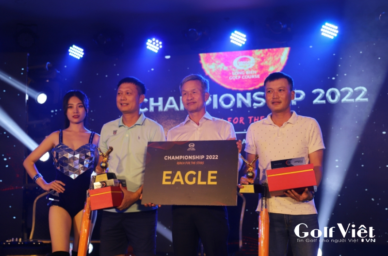 Ông Vũ Tuấn Vũ (giữa) đại diện BTC trao phần thưởng eagle cho golfer Vũ Quý Phương và Mai Xuân Thanh