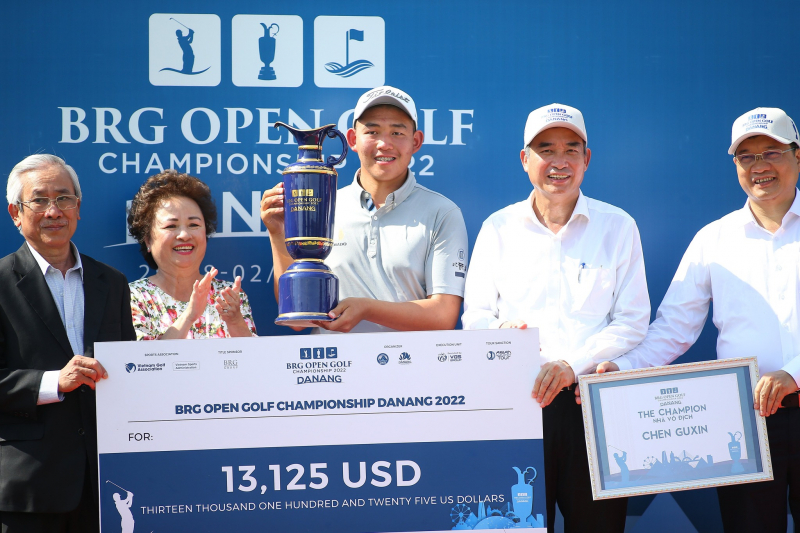 Chen Guxin nhận cúp vô địch BRG Open Golf Championship hôm 2/9
