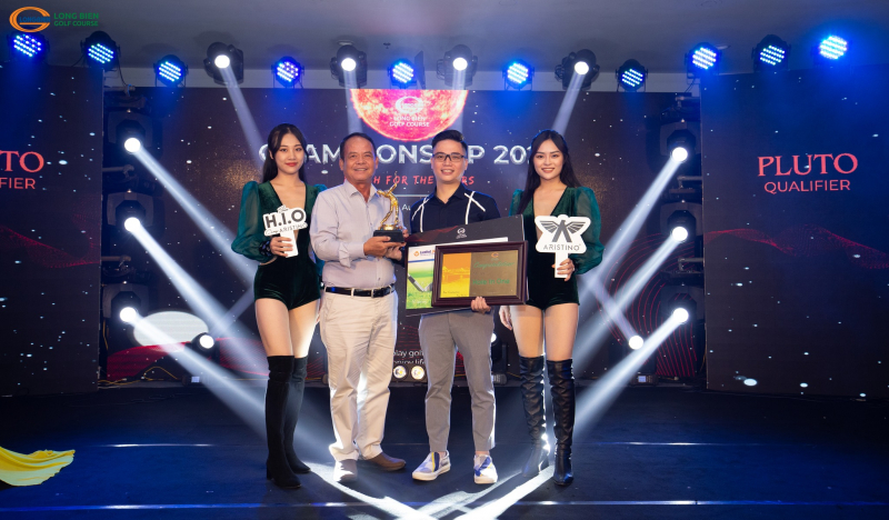 Golfer Nguyễn Anh Vũ nhận giải thưởng HIO từ ban tổ chức