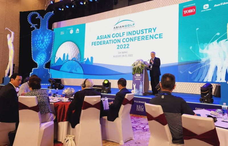 Giám đốc Truyền thông AGIF Spencer Robinson điều hành hội nghị tại Đà Nẵng