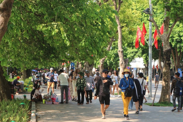 Đông đảo người dân Hà Nội và du khách chọn phố đi bộ Hồ Gươm cho dịp nghỉ lễ 2/9 (ảnh: Công luận)