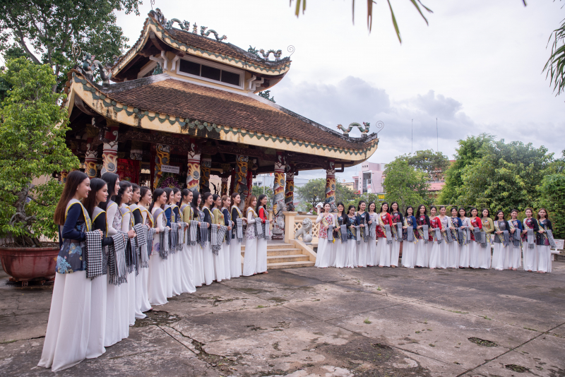 40 thí sinh viếng Lăng Tứ Kiệt – huyện Cai Lậy, tỉnh Tiền Giang.