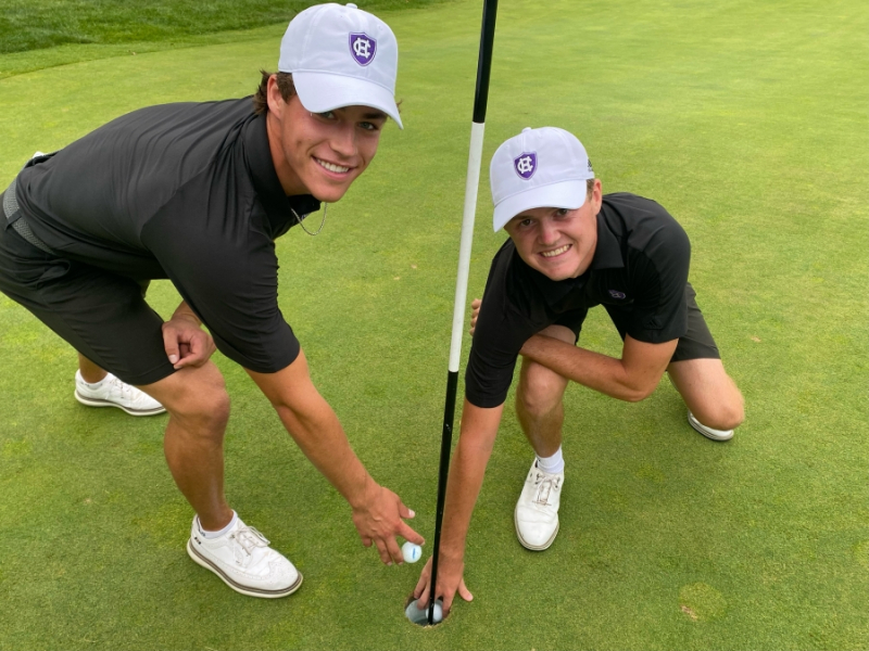 Owen Egan và Christian Emmerich từ đội golf trường CĐ Holy Cross cùng ghi abatross ở hố 8, sân Blackstone National