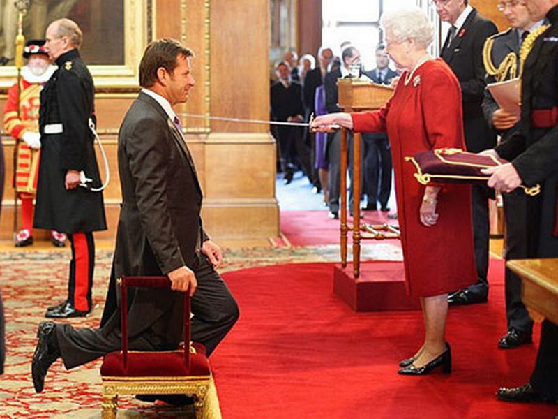 Nữ hoàng Elizabeth II thực hiện nghi lễ đặt kiếm lên vai người được phong tước hiệp sĩ - Nick Faldo vào năm 2009