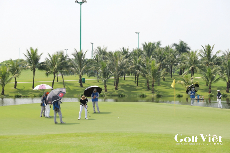 Khách chơi golf tại sân golf Long Biên
