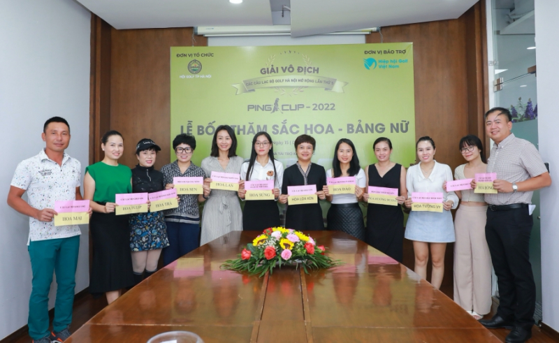 Buổi gặp mặt 12 CLB tranh bảng nữ và bốc thăm theo chủ đề Sắc hoa của giải Vô địch các CLB Golf Hà Nội mở rộng 2022 (ảnh: HNGA)
