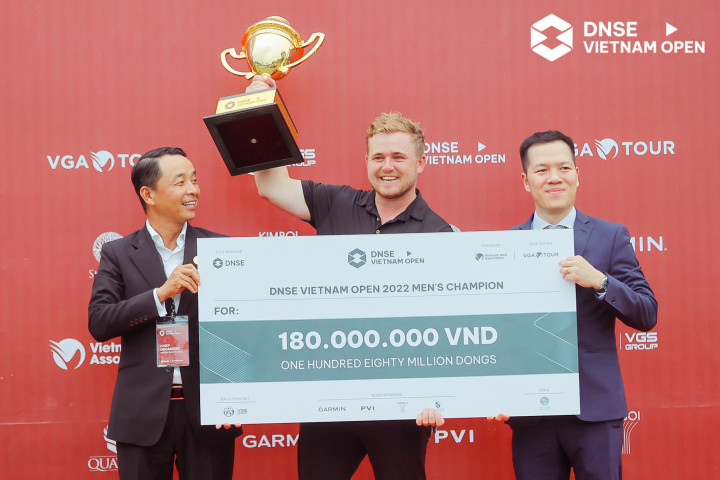 Joel Troy nhận cúp và biểu trưng tiền thưởng cho nhà vô địch bảng nam Vietnam Open 2022