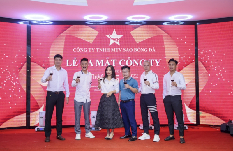 Năm thành viên sáng lập Công ty TNHH MTV Sao Bóng Đá và khách mời Đặng Hoàng Dương nâng ly chúc mừng lễ ra mắt công ty hôm 15/9