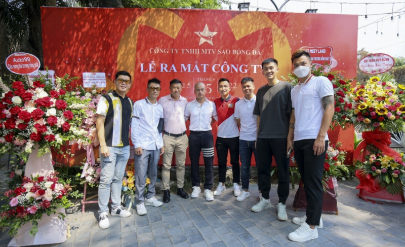 Cựu tuyển thủ Thạch Bảo Khanh và các cầu thủ đến chúc mừng lễ ra mắt