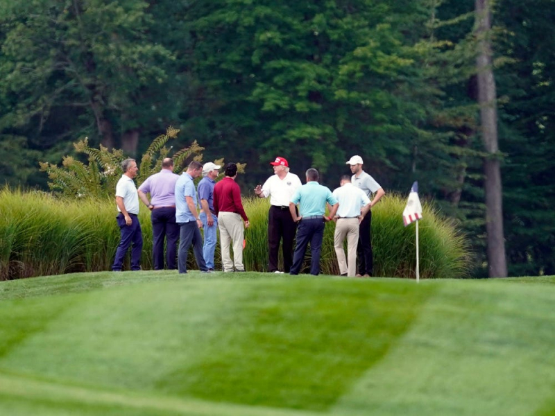 Trump (đội mũ đỏ) tại sân Trump National Golf Club ở Sterling, Virginia hôm 12/9