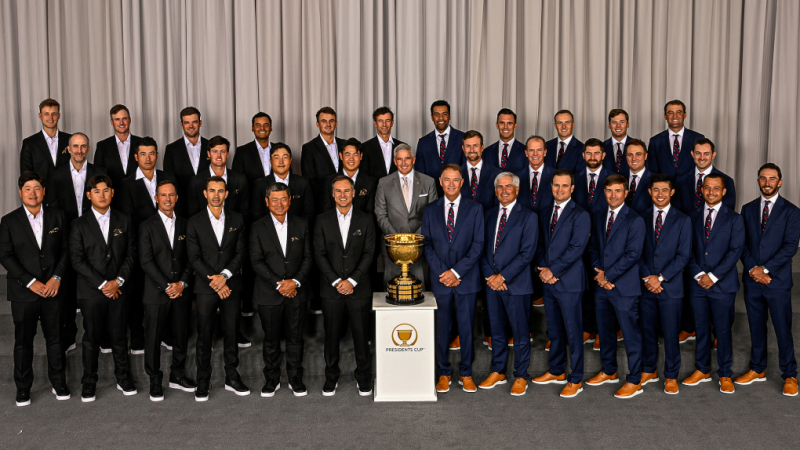Hai đội tuyển Quốc tế và chủ nhà Mỹ chụp ảnh lưu niệm với Đặc phái viên PGA Tour Jay Monahan hôm 21/9. Ảnh: Presidents Cup