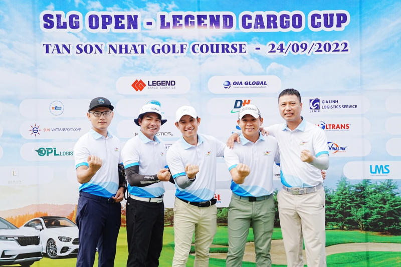 Chủ tịch CLB Golf SLG – Ông Nguyễn Quốc Dũng (giữa), NTT Chính – Ông Nguyễn Trung Xuân (ngoài cùng bên phải) chụp hình cùng các golfer thành viên CLB