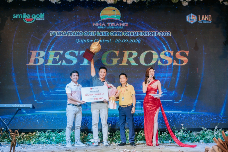 Golfer Nguyễn Khánh Trình nâng cúp vô địch giải