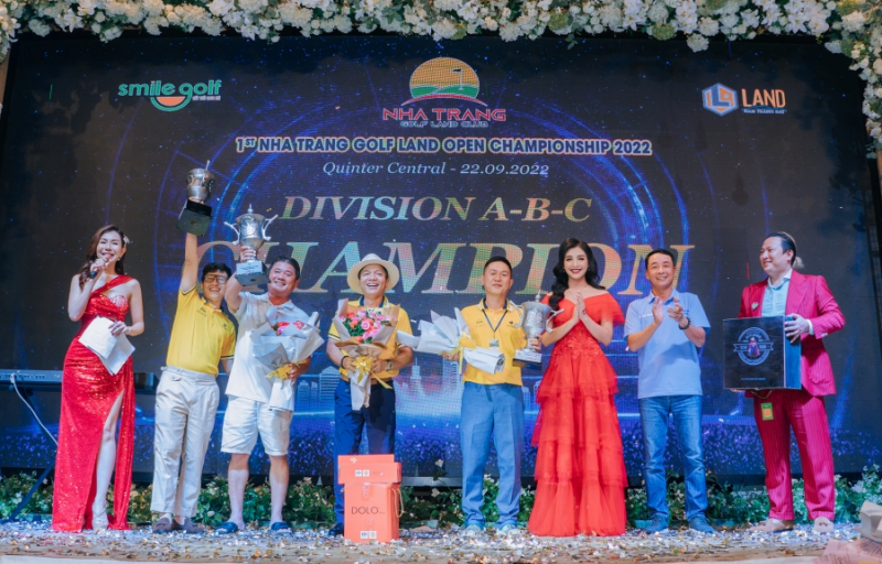 TTK Hiệp hội Golf Việt Nam Lê Hùng Nam và Hoa khôi Golf Việt Nam Lê Thanh Tú trao giải cho golfer đạt giải bảng A