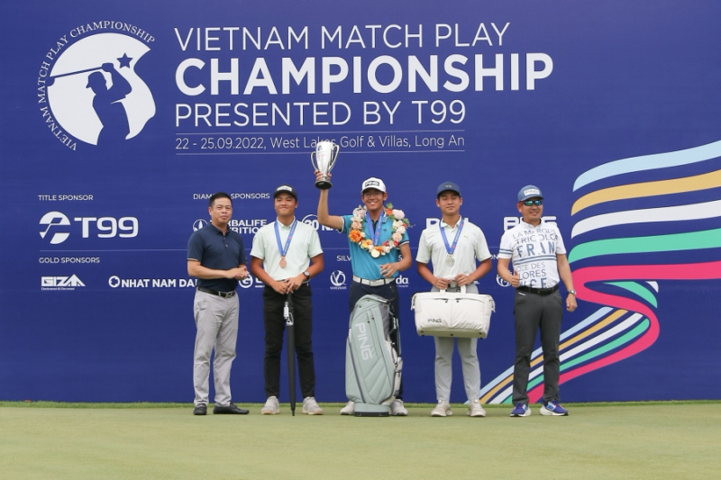 Ba golfer đạt giải bảng Nam (thứ hai từ trái qua): Nguyễn Quang Trí, Lê Khánh Hưng, Đoàn Uy (ảnh: VGA)
