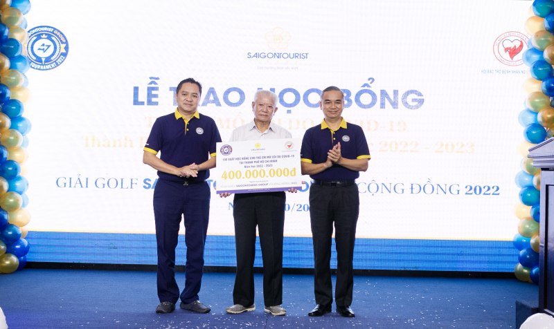 Ông Phạm Huy Bình - Chủ tịch HĐTV Saigontourist Group và Ông Võ Anh Tài - Phó Tổng Giám đốc Saigontourist Group trao bảng tượng trưng 400 triệu đồng.