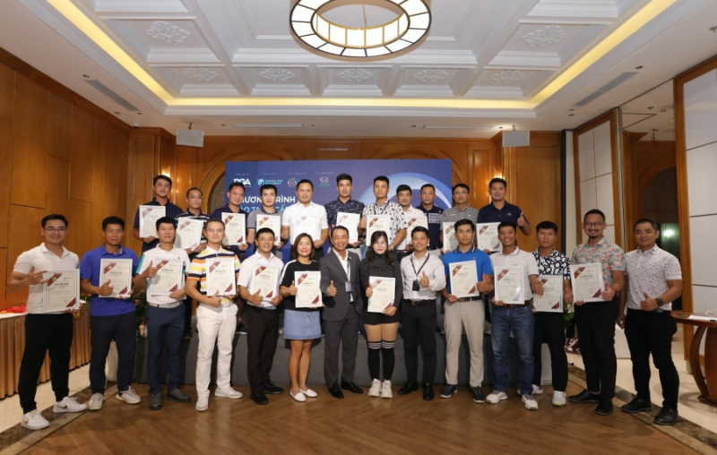 Các học viên nhận chứng chỉ HLV golf cấp độ 1 của Hiệp hội golf Việt Nam trong lễ tổng kết tối 30/9