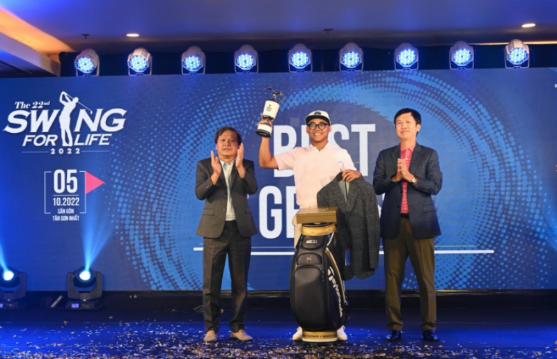 Trần Lam nâng cúp vô địch Swing For Life 2022 (ảnh: HGA)