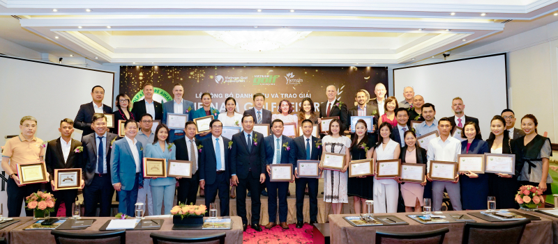 Ban tổ chức, ban giám khảo và đại diện các sân golf đạt giải tại Vietnam Golf & Leisure Awards 2022