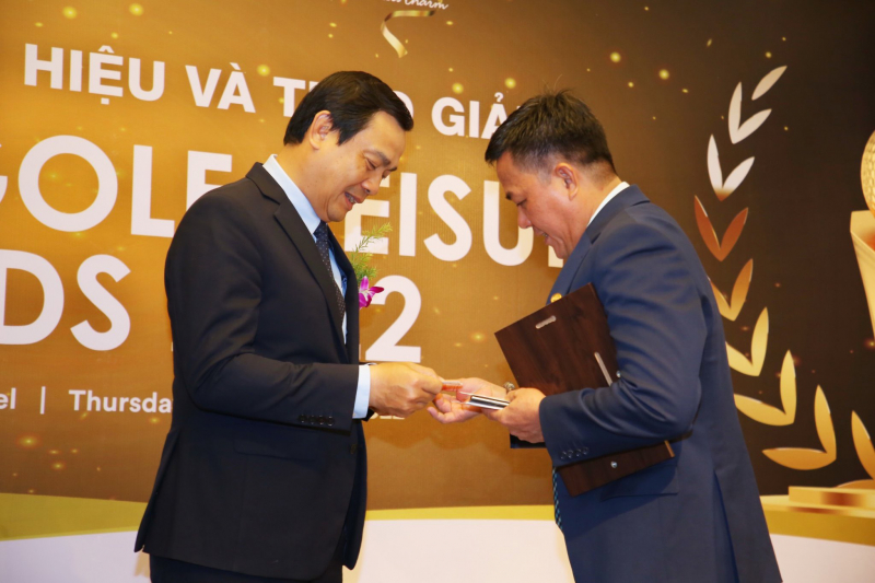 Ông Trần Ngọc Hải, Tổng giám đốc Công ty CP Đầu tư Long Biên nhận giải 'Sân golf có đội ngũ caddie tốt nhất 2022'