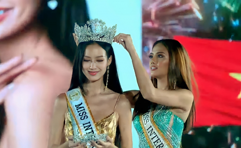 Khoảnh khắc Bảo Ngọc nhận vương miện từ Hoa hậu Liên lục địa 2021 - người đẹp Philippines Cindy Obeñita