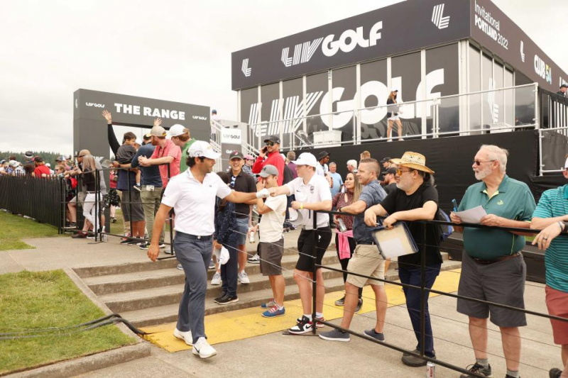Otaegui giao lưu với người hâm mộ ở vòng cuối LIV Golf Invitational - Portland vào tháng 7
