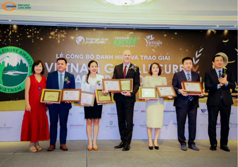 Ông Trần Ngọc Hải, Tổng Giám đốc Công ty CP Đầu tư Long Biên (thứ hai từ phải qua) đại diện sân golf Long Biên nhận danh hiệu “Sân golf có dịch vụ tốt nhất 2022”